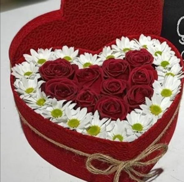 Kalp kutu çiçek